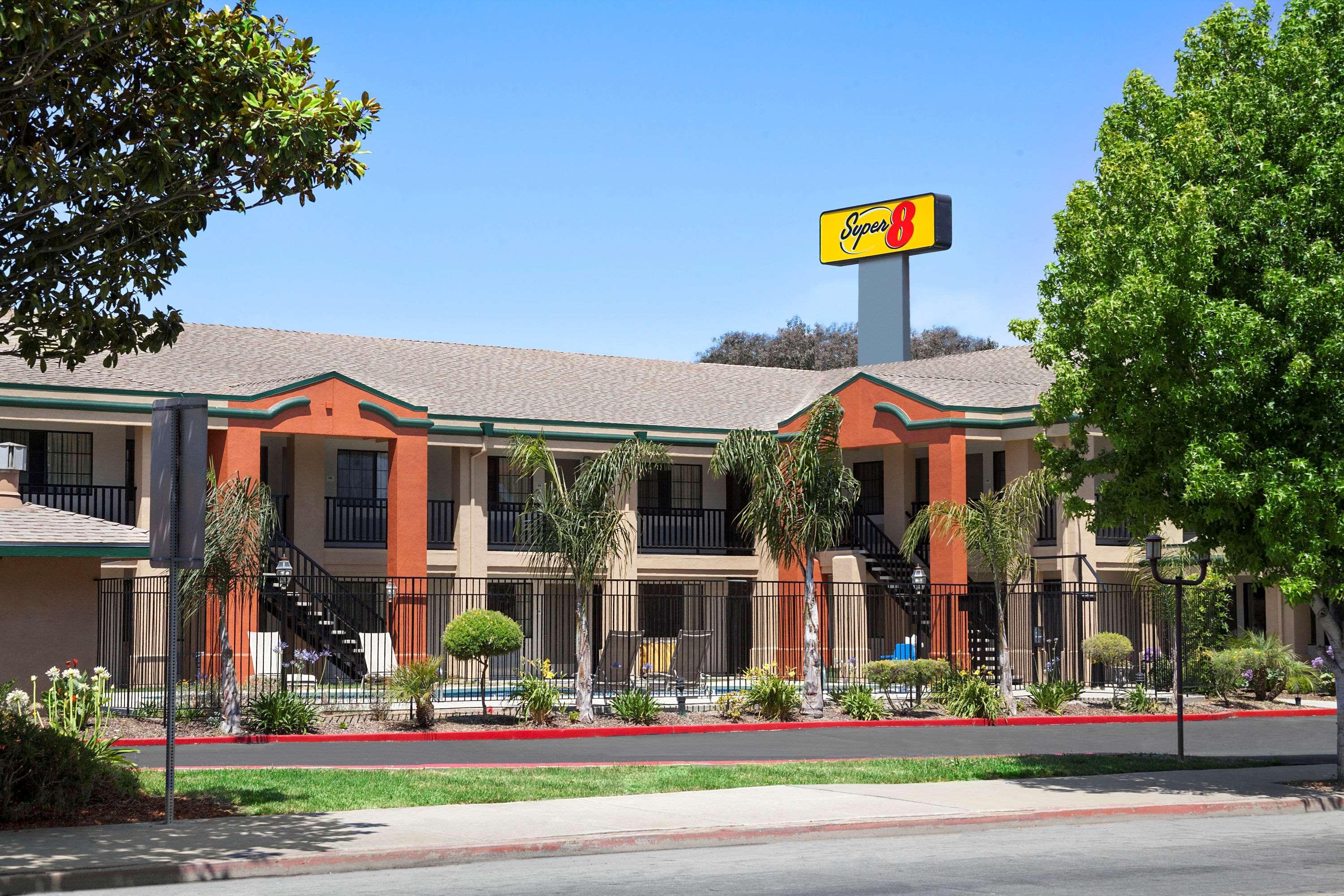 Super 8 By Wyndham Salinas Motel Exterior foto
