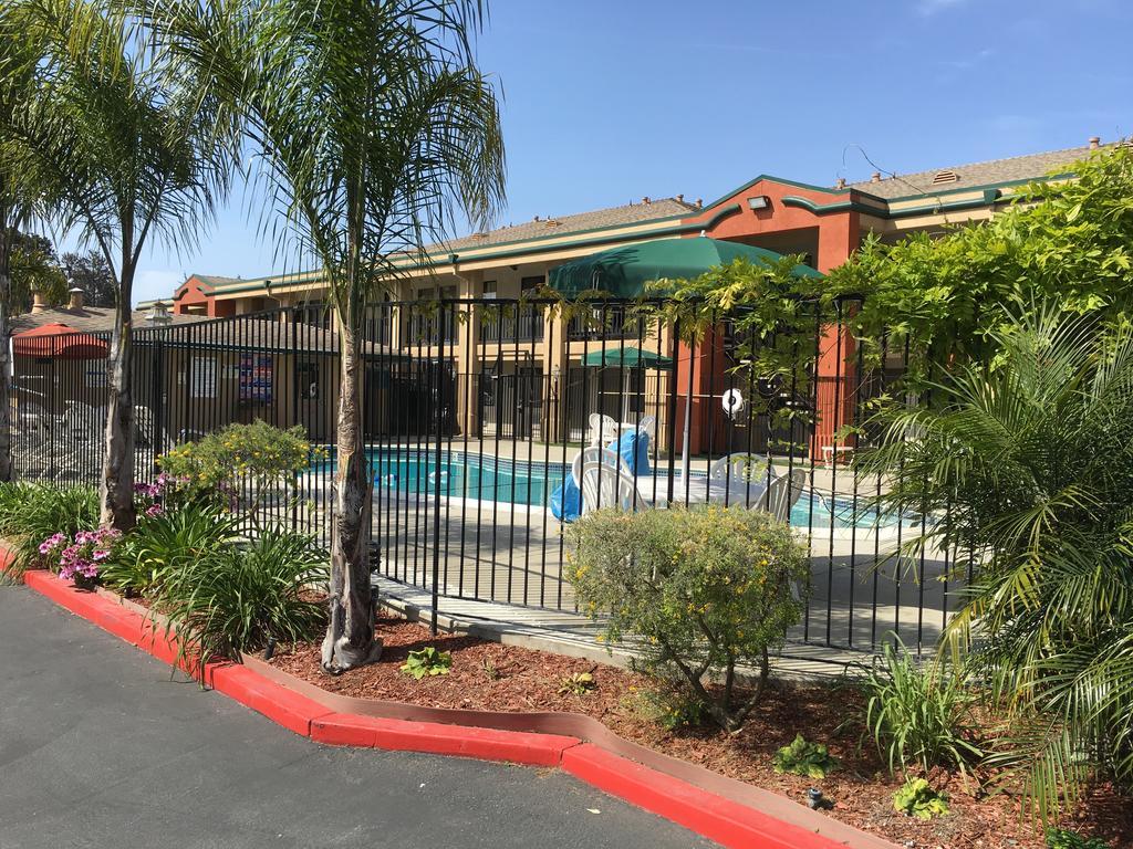 Super 8 By Wyndham Salinas Motel Exterior foto