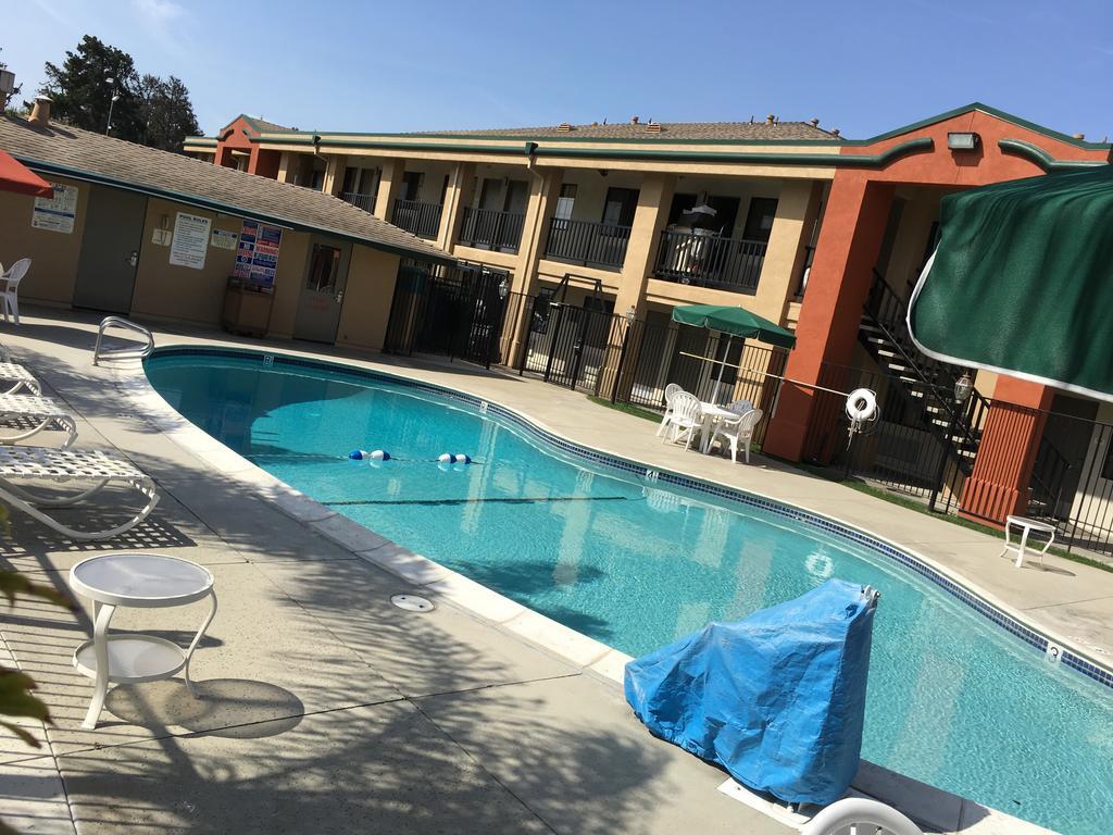 Super 8 By Wyndham Salinas Motel Exterior foto