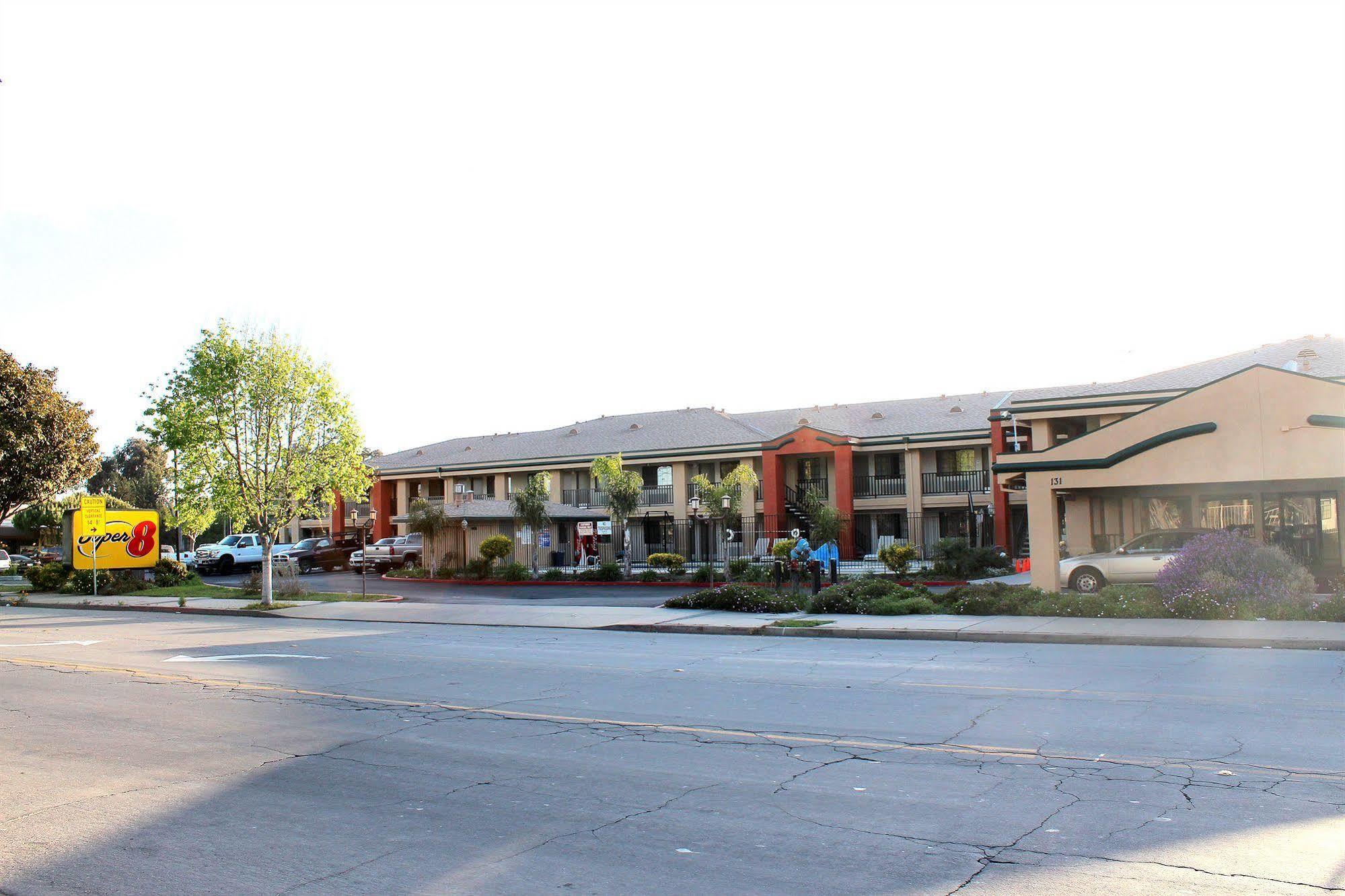Super 8 By Wyndham Salinas Motel Exterior foto